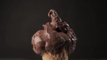Rotación de 360 grados de un delicioso cono de helado de chocolate. concepto de dulces y postres. video