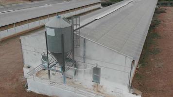 luchtfoto's van varkensboerderij. luchtfoto naar industrieel landschap. video