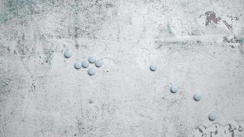 pílulas azuis em fundo de concreto video