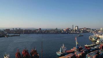 vladivostok, russia - 20 ottobre 202- veduta aerea del paesaggio marino con vista sul porto e sulle navi. video