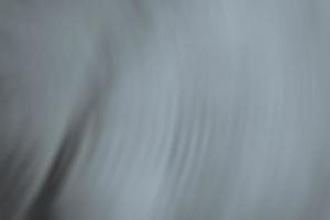fondo abstracto gris. tela de seda arrugada borrosa. foto