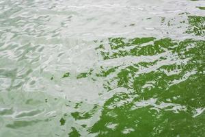 río pequeñas olas de tinte verde foto