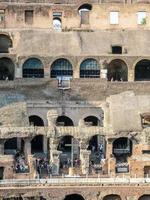 coliseo de roma desde el interior detalle, al final del día con largas sombras foto