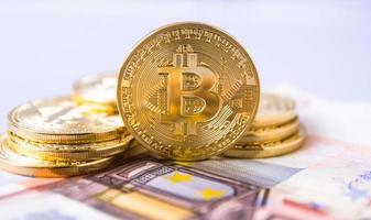 bitcoins sobre billete de euro foto