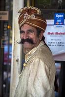 panaji, india, 14 de octubre de 2015 - portero no identificado con ropas tradicionales en panaji, goa, india foto