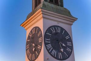 Antigua torre del reloj en la fortaleza de Petrovaradin en Novi Sad, Serbia foto