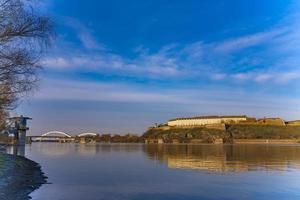 Vista sobre la fortaleza de Petrovaradin sobre el río Danubio en Novi Sad, Serbia foto