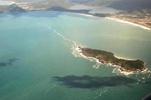 Vista aérea del mar y las rocas en la playa en el estado de Santa Catarina, al sur de Brasil