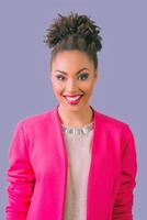 Retrato de hermosa mujer joven sonriente alegre atractiva en chaqueta rosa. foto