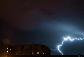 relámpago en el cielo nocturno. tormenta sobre la ciudad. foto