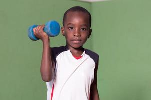 niño deporte en un gimnasio. foto