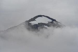 Nieblas de montaña a lo largo del brazo endicott, alaska foto