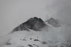 montaña fría en tormenta, alaska foto