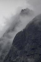 escarpadas montañas neblinosas, brazo endicott, alaska foto