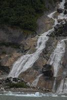 Cascada y roca precaria, brazo endicott, alaska