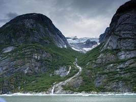 Glaciar colgante y cascada, brazo endicott, alaska foto