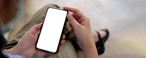 mujer con smartphone. teléfono móvil de pantalla en blanco para montaje de visualización gráfica. foto