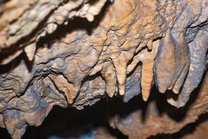 Detalles de piedra caliza subterránea en cuevas visitadas por espeleólogos foto