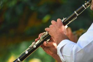 Detalle de un músico callejero tocando el clarinete foto
