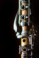 Detalle de clarinete antiguo sobre un fondo negro foto