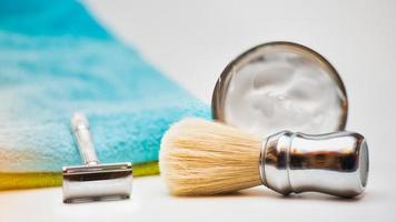 Detalle de maquinilla de afeitar de seguridad con cepillo y espuma de afeitar foto