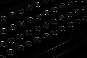 letras en las teclas de una vieja máquina de escribir foto