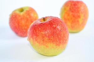 Foto de primer plano de manzanas frescas sobre un fondo blanco.