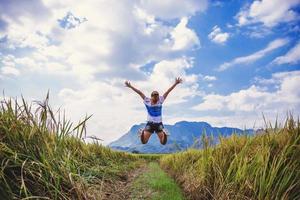 las mujeres asiáticas viajan relajarse en las vacaciones. soporte campo de montaña toque natural. salto de pie alegre arroz de campo medio. tailandia foto