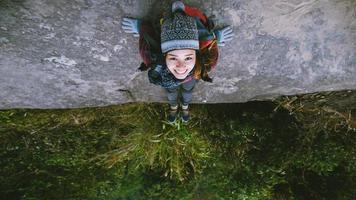 naturaleza de viaje de mujer asiática. viajar relajarse. siéntese y observe los paisajes naturales en el acantilado. vacaciones en la montaña. foto