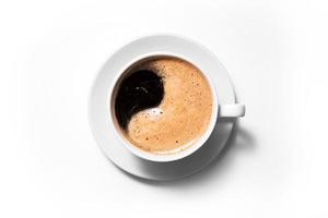café negro aislado en un fondo blanco. foto