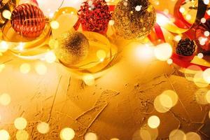 Bolas de decoración navideña y adornos sobre fondo abstracto bokeh con espacio de copia. Tarjeta de felicitación de fondo de vacaciones para Navidad y año nuevo. Feliz Navidad