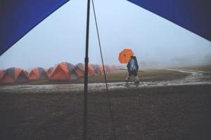 acampar en la montaña. en la atmósfera, la lluvia cae tiene niebla. tailandia foto