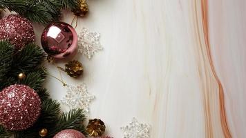 hojas de pino verde, adornos navideños rosas y bastones de caramelo sobre fondo de mármol suave, adornos navideños en color rosa brillante y elegante. concepto de navidad simple y creativo.