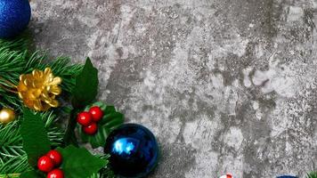 hojas de pino de Navidad y adornos navideños sobre fondo grunge. concepto creativo de navidad. foto