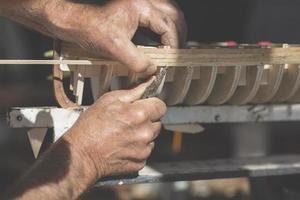 Artesanía artesanal de un modelo de barco de madera. foto