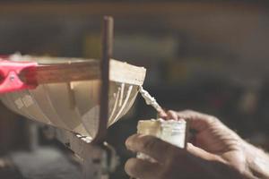 Artesanía artesanal de un modelo de barco de madera. foto