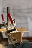Artesanía artesanal de un modelo de barco de madera. foto