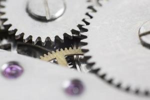 Detalle macro de los engranajes en el mecanismo de un reloj de pulsera foto