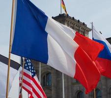 banderas francesas, rusas y americanas foto