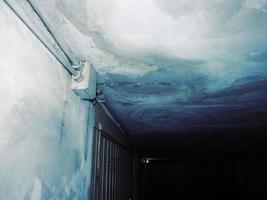 Humedad Humedad en el techo con gotas de infiltración de agua. foto