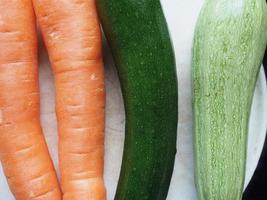 verduras mixtas que incluyen calabacín y zanahorias