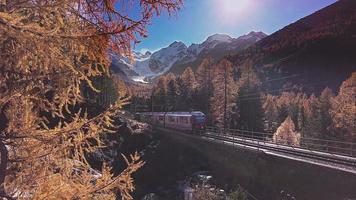 turisttåg på de schweiziska alperna passerar genom berg