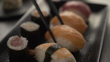 Abendessen in einem japanischen Restaurant. Sushi essen. video