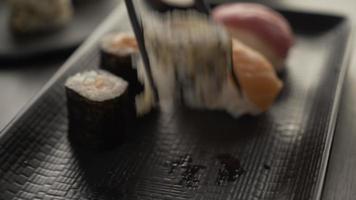cena en un restaurante japonés. comiendo sushi.