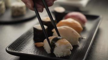 jantar em um restaurante japonês. comendo sushi. video