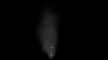Chispas de fuego y efectos de pantalla negra de humo. video