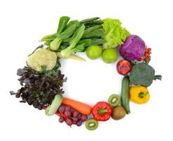 verduras y frutas sobre fondo blanco foto