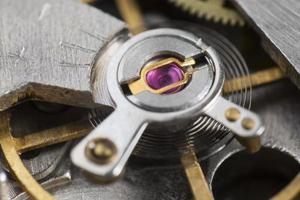 Detalle macro del rubí en el mecanismo de un reloj de pulsera foto