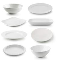 Plato de cerámica blanca y cuenco aislado sobre fondo blanco. foto