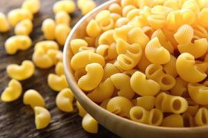 macarrones en un tazón de madera foto